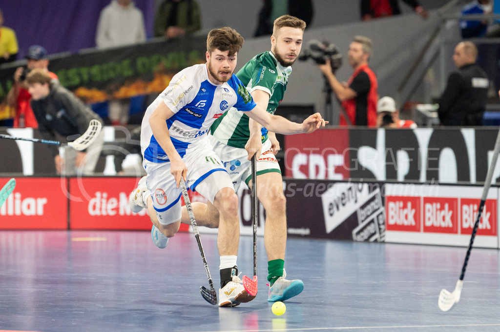 SV Wiler-Ersigen vs GC Unihockey - 23. April 2022 | SV Wiler-Ersigen vs GC Unihockey
Stimo Arena, Kloten
#57 Samuel Volkart (GC Unihockey) gegen #9 Radek Sikora (SV Wiler-Ersigen).
Bild: Sportfotografie Markus Aeschimann | www.markus-aeschimann.ch - Realisiert mit Pictrs.com