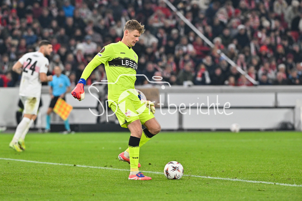 VfB Stuttgart - Feyenoord Rotterdam | STUTTGART, DEUTSCHLAND - 6. NOVEMBER: am Ball Alexander NUEBEL (VfB Stuttgart 33) / Einzelfoto / Freisteller beim Ligaspiel zwischen dem VfB Stuttgart und Feyenoord Rotterdam am 4. Spieltag der Europa League in der MHP-Arena am 06.11.2025