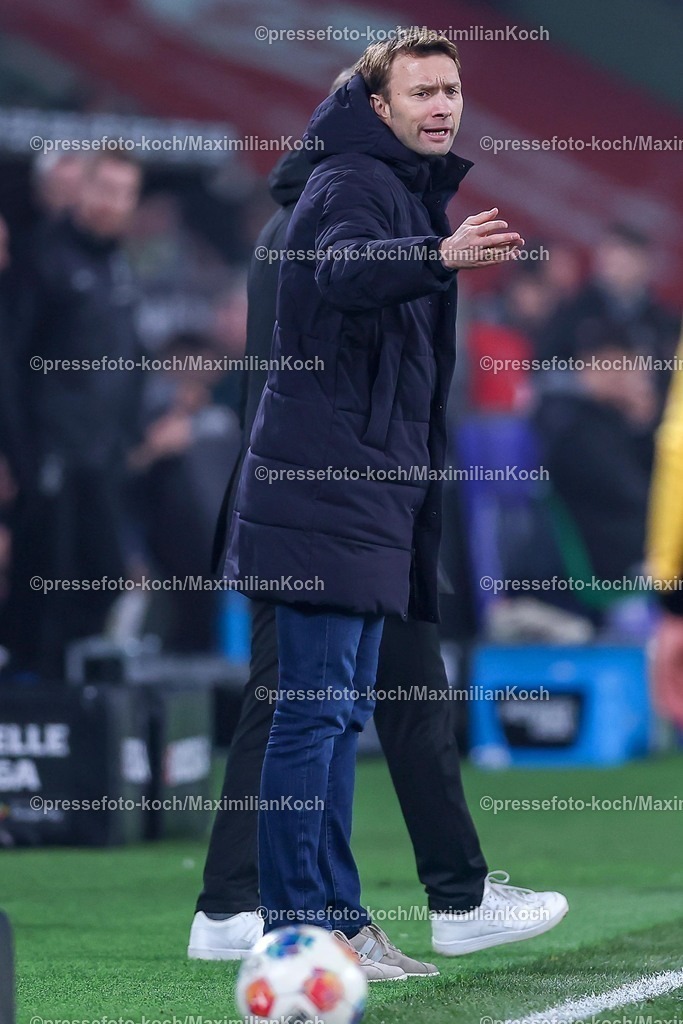 BMG07022601086 | 07.02.2026, Fußball, Borussia Mönchengladbach - Bayer 04 Leverkusen, 1. Fußball Bundesliga, 21.Spieltag, Borussia-Park, Saison 2025 2026: Geschäftsführer Simon Rolfes (Bayer04 Geschäftsführung)   gestikulierend am Spielfeldrand  DFB regulations prohibit any use of photographs as image sequences and or quasi-video.