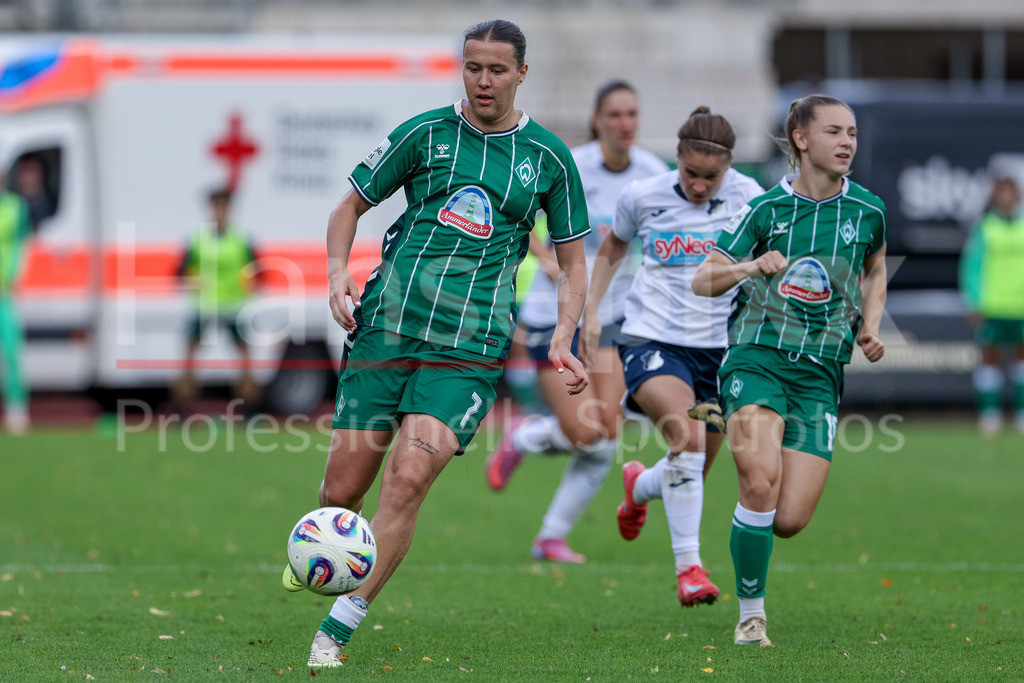 Fussball, Google Pixel Frauen-Bundesliga, SV Werder Bremen - TSG 1899 Hoffenheim | Larissa Mühlhaus (SV Werder Bremen, 7) am Ball, Einzelbild, Ganzkörper, Aktion, Action, Spielszene, DIE DFB-RICHTLINIEN UNTERSAGEN JEGLICHE NUTZUNG VON FOTOS ALS SEQUENZBILDER UND/ODER VIDEOÄHNLICHE FOTOSTRECKEN. DFB REGULATIONS PROHIBIT ANY USE OF PHOTOGRAPHS AS IMAGE SEQUENCES AND/OR QUASI-VIDEO.