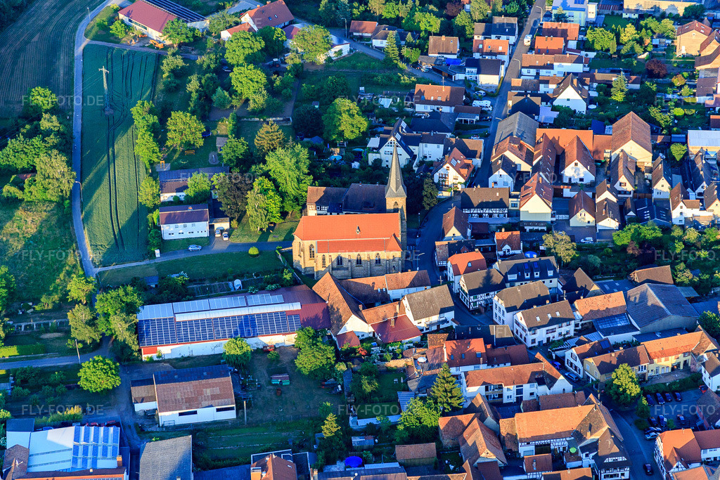Luftbild: Kath. Kirche und Weingut Thomas Schaurer im Ortsteil Ingenheim in Billigheim-Ingenheim im Bundesland Rheinland-Pfalz in Deutschland. Foto: IMG_080363.jpg vom 05.06.2015 durch Werner Riehm/FLY-FOTO.de