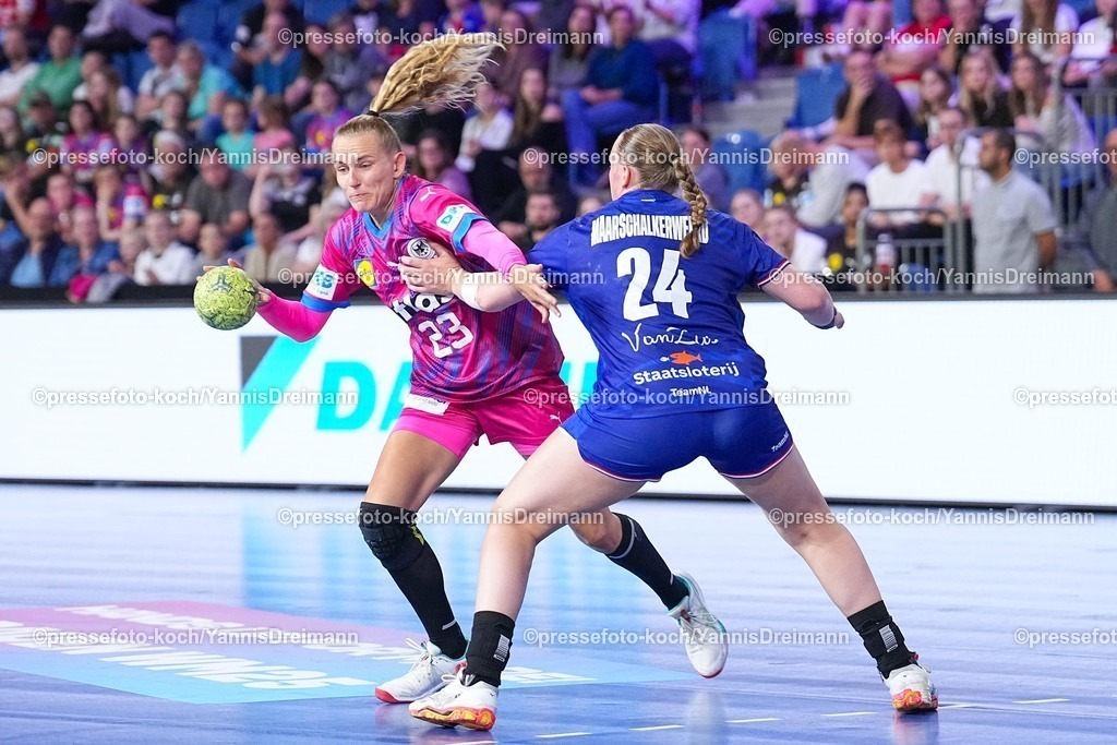 xydrx21092501048 | 21.09.2025, xydrx, Handball, Frauen Länderspiel, Deutschland - Niederlande, YAILA Arena: Annika Lott (GER #23) im Zweikampf gegen Romee Maarschalkerweerd (NED #24)