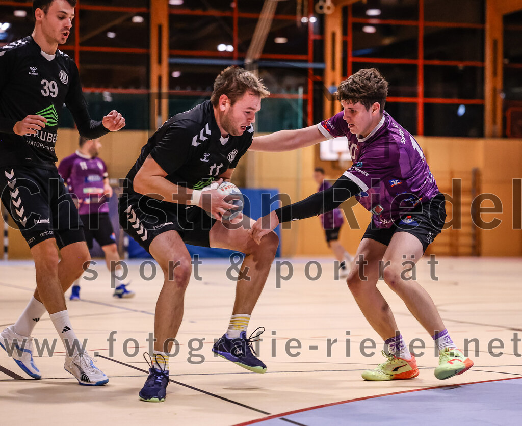 2024-11-09_059_SpVgg_Altenerding_gegen_TV_Altoetting | Erding, Deutschland, 09.11.2024:Handball, Bezirksoberliga Männer 2024 / 2025, 6. Spieltag, SpVgg Altenerding gegen TV Altötting, Endergebnis: 26:22Johannes Resch (TV Altötting, #39), Christian Loris (SpVgg Altenerding, #11), Tim Steininger (SpVgg Altenerding, #10)Foto: Christian Riedel / fotografie-riedel.net