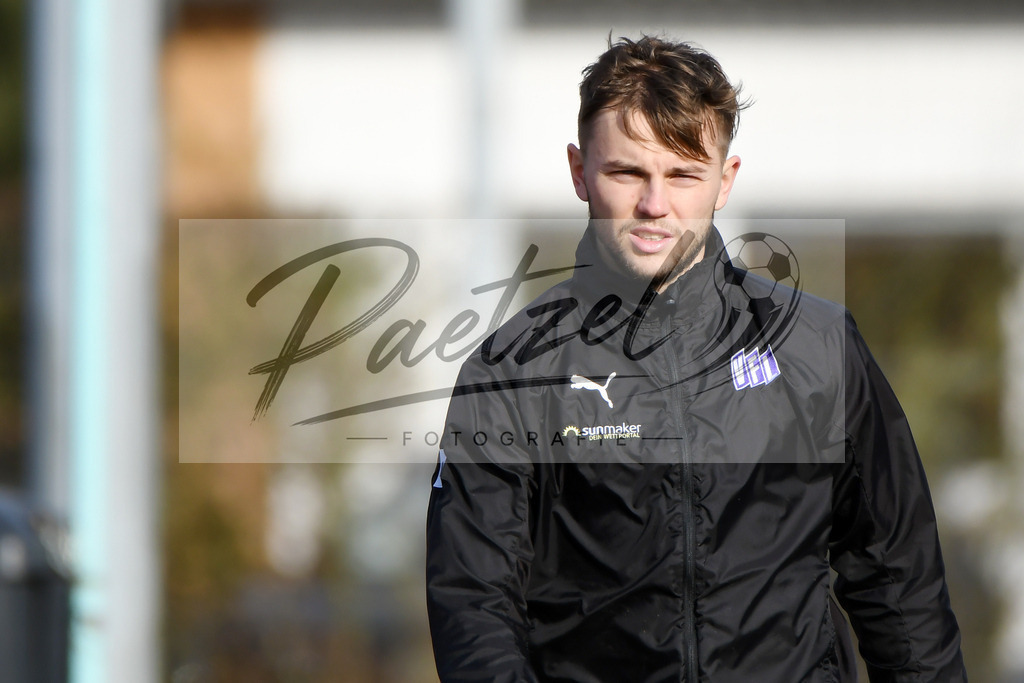 20200215_TRAOSN_0061 | Fussball, Herren: David Blacha (VfL Osnabrueck) schaut waehrend der Trainingseinheit des VfL Osnabrueck im Sportpark Illoshoehe am 15.02.2020 in Osnabrueck, Deutschland. - Realisiert mit Pictrs.com