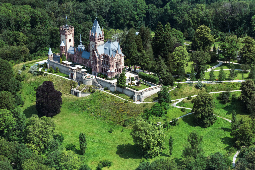 dr__0069792.jpg | KöNIGSWINTER 23.07.2021 Burganlage des Schloß Drachenburg in Königswinter im Bundesland Nordrhein-Westfalen. Weiterführende Informationen bei: Schloss Drachenburg gGmbH. // Castle of Schloss Drachenburg in Koenigswinter in the state North Rhine-Westphalia. Further information at: Schloss Drachenburg gGmbH. Foto: Daniel Reiter