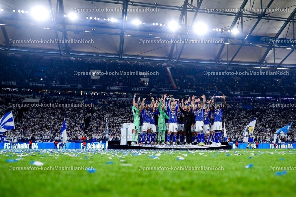 S0417052602025 | 17.05.2026, Fußball, FC Schalke 04 - Eintracht Braunschweig, 34. Spieltag, 2. Fußball Bundesliga, Veltins-Arena Gelsenkirchen, Saison 2025 2026: Schalke 04 ist Meister der 2. Bundesliga. Die Mannschaft gewinnt die Meisterschaft und steht jubelnd auf dem Spielfeld. Freude und Emotionen nach dem Sieg. Adil Aouchiche&nbsp;(Schalke04 #24) steht jubelnd mit der Meisterschale auf dem Podest neben Cheftrainer Miron Muslic (Schalke04)   DFB regulations prohibit any use of photographs as image sequences and or quasi-video.