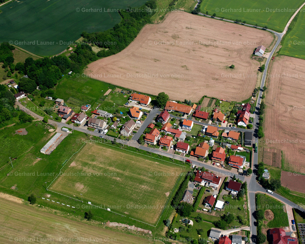 2634084 | BIRKENFELDE 09.06.2006 Landwirtschaftliche Nutzflächen und Feldgrenzen  umsäumen das Siedlungsgebiet des Dorfes in Birkenfelde im Bundesland Thüringen, Deutschland // Agricultural land and field boundaries surround the settlement area of the village  in Birkenfelde in the state Thuringia, Germany Foto: Gerhard Launer