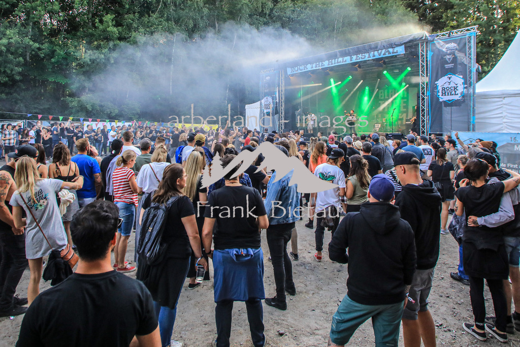 OE7A5075 | schnell füllt sich das Festival Gelände