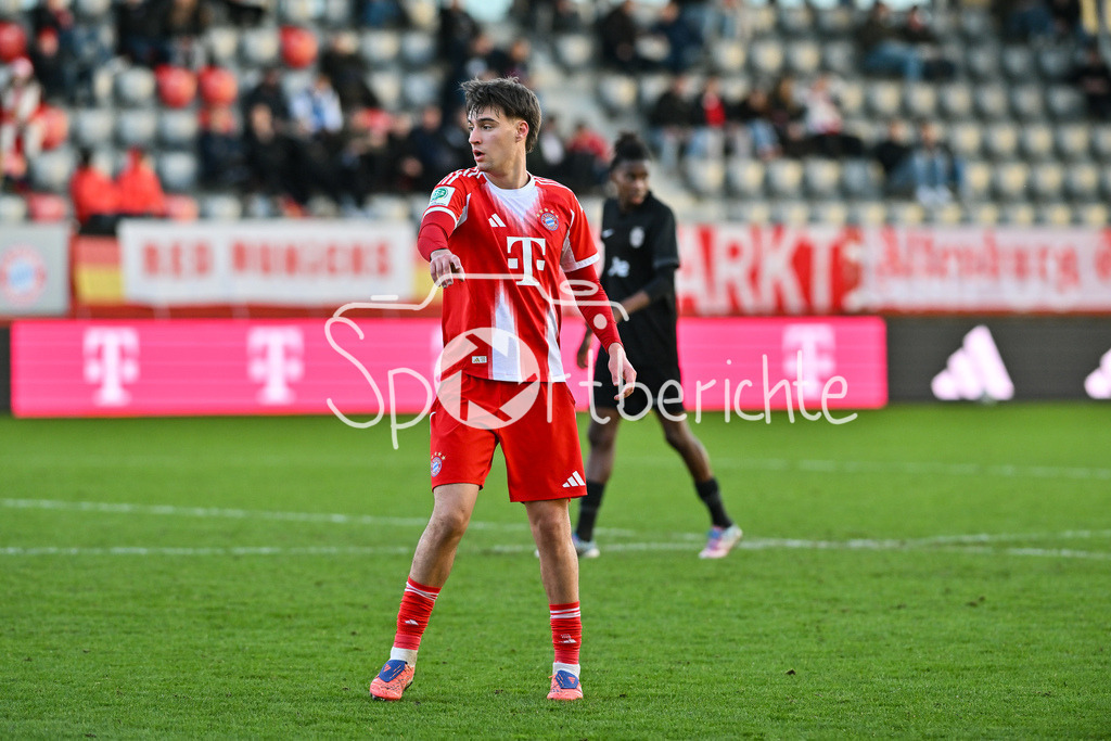 FC Bayern München U19 - Sporting Lissabon U19 | MUNICH, GERMANY - 09. DECEMBER: im Bild Javier FERNANDEZ (FC Bayern München U19 15) / Einzelfoto / Freisteller während dem Match zwischen der U19 des FC Bayern München und der U19 von Sporting Lissabon am 6. Spieltag der UEFA Youth League Ligaphase am FC Bayern Campus
