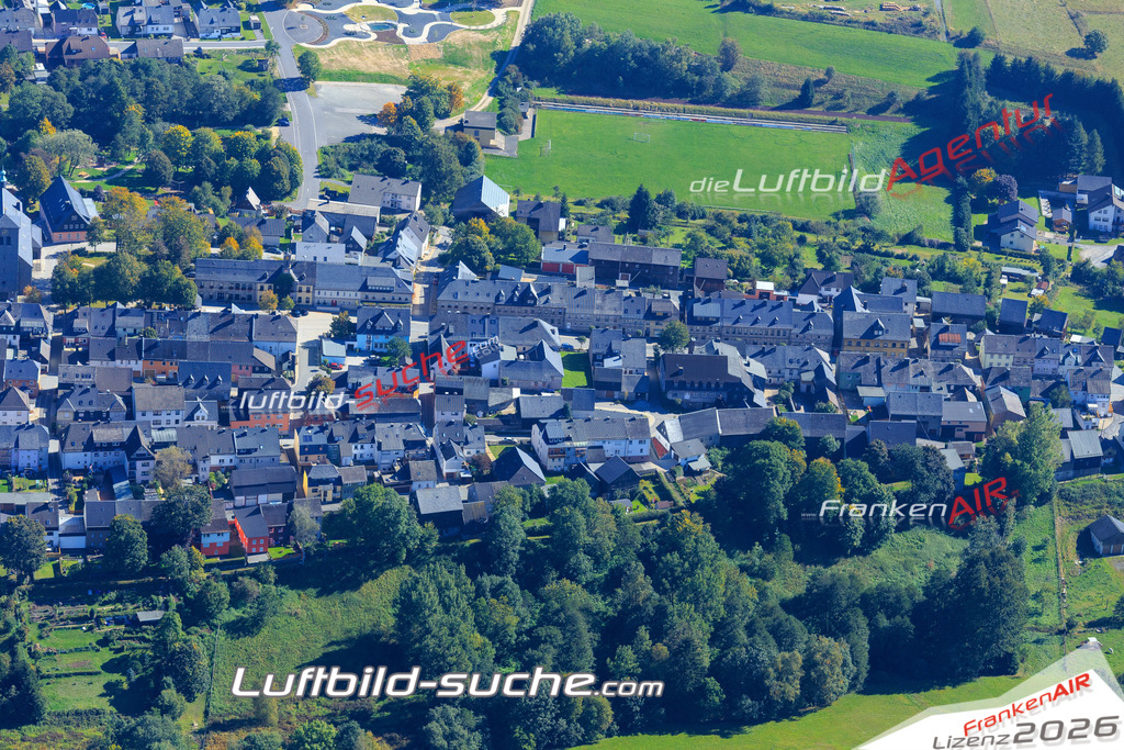 Die Luftaufnahme der Stadt Teuschnitz wurde vom UL-Flugzeug heraus erstellt ( keine Drohne )- hohe Auflösung für beste Qualität