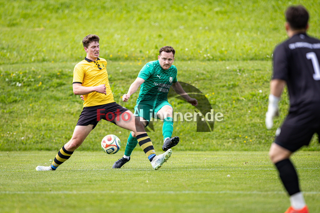 SV Haunshofen gegen TSV Perchting-Hadorf | Fußball Herren A-Klasse Gruppe 5 Zugspitze 2025/26 24. Spieltag, SV Haunshofen gegen TSV Perchting-Hadorf, 20260517,Zweikampf, Flanke,2026-05-17 in 82407 Haunshofen (Rasenplatz 1, Hauptstraße 60), Simon LEOPOLD (TSV Perchting-Hadorf 8), Christian SCHUSTER (SV Haunshofen 10)Copyright: WolfgangxLindner www.foto-lindner.de