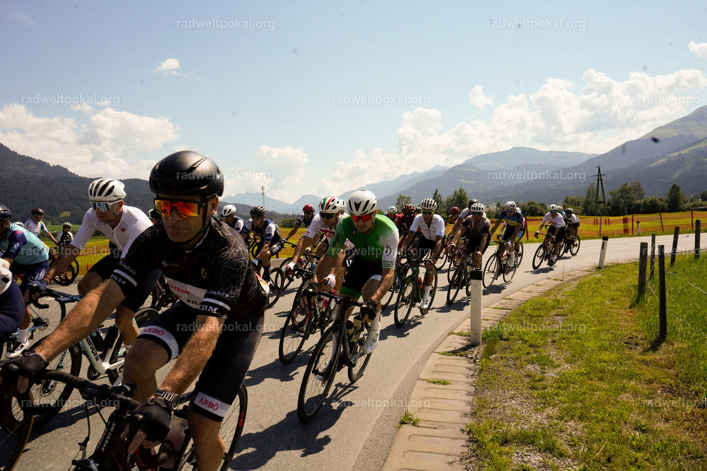 282_20230817_Bewerb_Maenner_Muehlanger | AUT - OESTERREICH, 2023-08-16: SPORT RENNRAD-FAHREN - 55. INTERNATIONALER RADWELTPOKAL IN ST. JOHANN IN TIROL  - Vintage-Radrennen mit WM-Bronze-Medaillen-Siegerin Christina Schweinberger, den Teilnehmer und Alexander Baumann (vom Orginastions-Team) - TAG 2 BEWERB MAENNER IN SECHS GRUPPEN  ; Foto: Roland Muehlanger