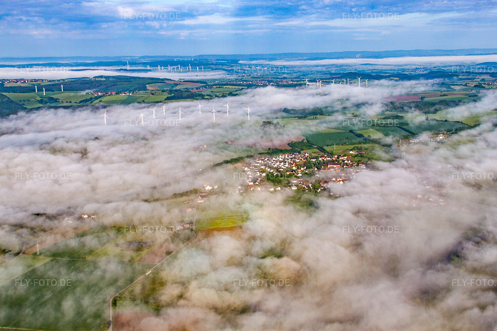 Luftbild: Ort im Nebel vor dem Windpark Fürstenau im Ortsteil Fürstenau in Höxter im Bundesland Nordrhein-Westfalen in Deutschland. Foto: IMG_65136.jpg vom 24.05.2014 durch Werner Riehm/FLY-FOTO.de