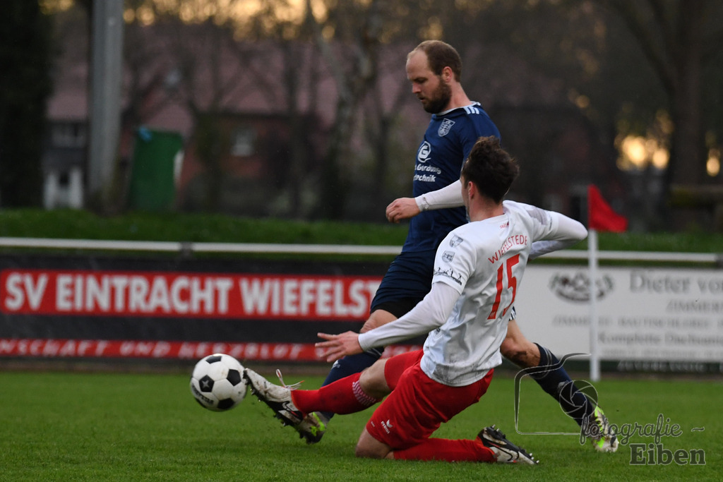 SV Eintracht Wiefelstede-VFL Bad Zwischenahn | Herren Kreisliga; SV Eintracht Wiefelstede (weiß)-VFL Bad Zwischenahn (blau) am 09.04.2024; in Wiefelstede (Sportanlage Am Breeden), Photo: Philip Eiben 2024 - Realisiert mit Pictrs.com