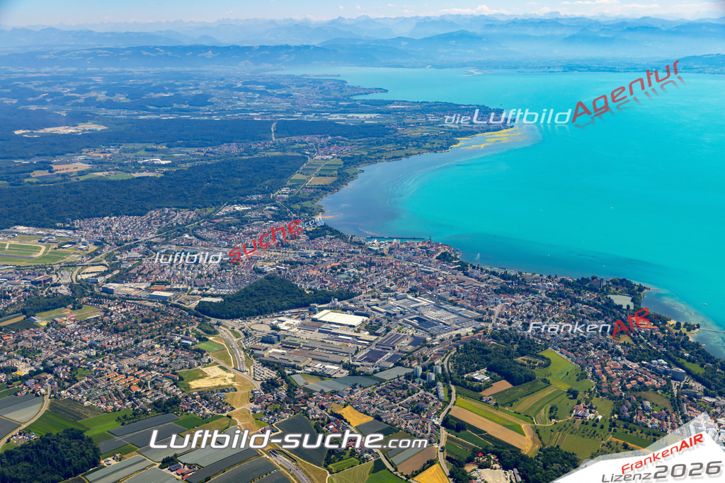 Aktuelles Luftbild von  Friedrichshafen - Die Luftaufnahme wurde 2022 mittels UL-Flugzeug erstellt ( keine Drohne ) - hochauflösende Kamera-Systeme von  Canon -Beste Qualität - Für grossformatige Ausdrucke geeignet. Die Geschenkidee !