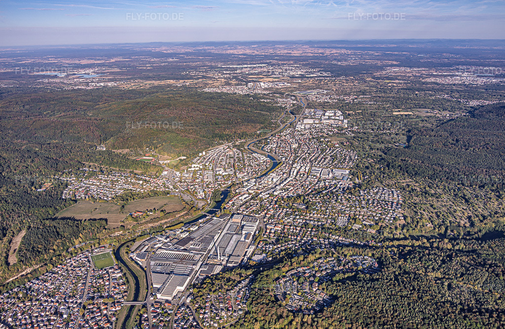Luftbild: Stadtansicht mit Daimler-Werk aus Südosten in Gaggenau im Bundesland Baden-Württemberg in Deutschland. – Foto: IMG_159582.jpg vom 27.09.2026 durch Werner Riehm/FLY-FOTO.de – Auflösung des Originals: 5833 x 3793 px – Daimler Truck