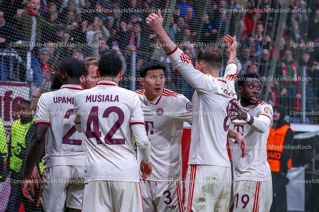 UCL11032501049 | 11.03.2025, Fußball, UEFA Champions League, Bayer 04 Leverkusen - FC Bayern München, Achtelfinale Rückspiel, BayArena, Saison 2024 2025: Torjubel nach dem 1:0 durch Torschütze Harry Kane (FC Bayern #9)DFB regulations prohibit any use of photographs as image sequences and or quasi-video.