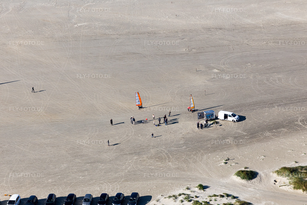 Luftbild: Buggies und Kiter am Sandstrand in Fanø im Bundesland Syddanmark in Dänemark. Foto: IMG_118634.jpg vom 21.09.2019 durch Werner Riehm/FLY-FOTO.de
