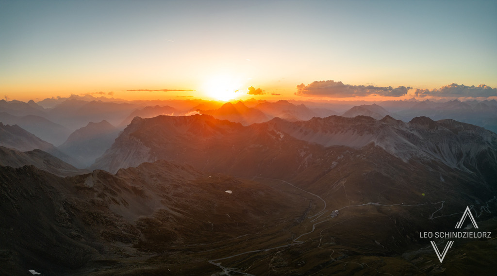 Fotografie_Leo_Schindzielorz_IT_Sommer_Suedtirol_Stilfser_Joch_20230909_DJI_0261-Pano_org | Atmosphärische Landschaftsbilder & Drohnenaufnahmen aus dem Allgäu, Tirol, Südtirol & der Schweiz – ideal für Leinwanddrucke & zur stilvollen Raumgestaltung. - Realisiert mit Pictrs.com