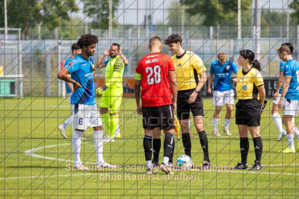 20250816_140127_0117 | #,1.Göppinger SV (rot) vs. FSV 08 Bietigheim-Bissingen (blau), Fußball, Oberliga BW, wfv, 03. Spieltag, Saison 2025/2026, Rasensportplatz Stadion SV Göppingen, Hohenstaufenstr. 116, 73033 Göppingen, 16.08.2025 - 14:00 Uhr,Foto: PhotoPeet-Sportfotografie/Peter Harich