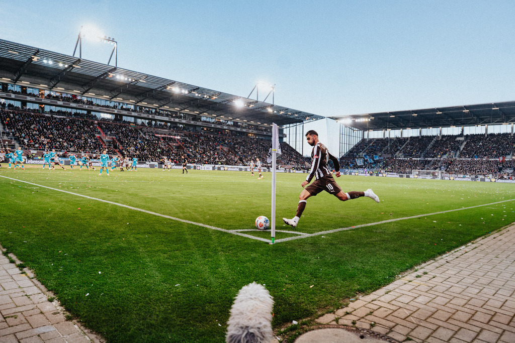 HEV05577 | Der offizielle Shop für FC St. Pauli Fotos. Wähle aus Spielszenen & Fanmomenten dein FCSP Wunschformat. Wir liefern Millerntor-Atmosphäre.