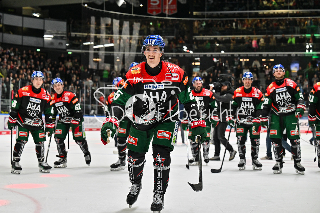 Augsburger Panther - Düsseldorfer EG | Die Augsburger Spieler freuen sich ueber den Heimsieg gegen Duesseldorf / DEL: Augsburger Panther - Duesseldorfer EG, Curt Frenzel Stadion am 04.03.2025 / zusammen mit den Fans / Christian HANKE (Augsburger Panther #25)