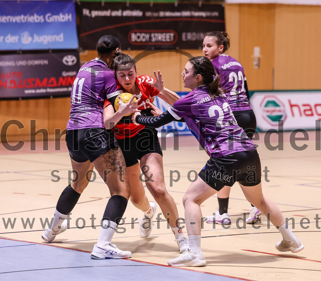 2025-01-18_105_SpVgg_Altenerding_gegen_TV_Altoetting | Erding, Deutschland, 18.01.2025:Handball, Bezirksoberliga Frauen Altbayern 2024 / 2024, 11. Spieltag, SpVgg Altenerding gegen TV Altötting, Endergebnis: 19:24Nikayla Alston (SpVgg Altenerding, #11), Stefanie Koller (TV Altötting, #13), Katharina Künstner (SpVgg Altenerding, #23)Foto: Christian Riedel / fotografie-riedel.net