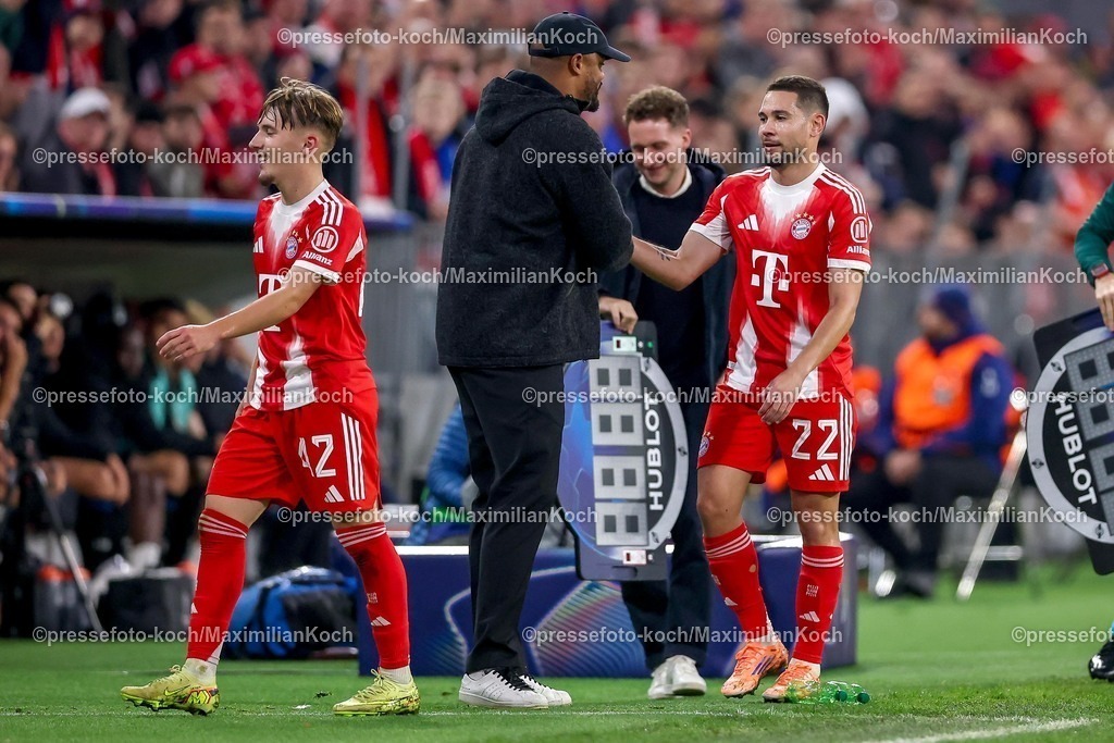 UCL22102501097 | 22.10.2025, Fußball, UEFA Champions League, FC Bayern München - Club Brügge, Allianz Arena, Saison 2025 2026: Lennart Karl (FC Bayern Muenchen #42) wird ausgewechselt neben Cheftrainer Vincent Kompany (FC Bayern Muenchen #hc) Raphael Guerreiro (FC Bayern Muenchen #22) Regulations prohibit any use of photographs as image sequences and or quasi-video.