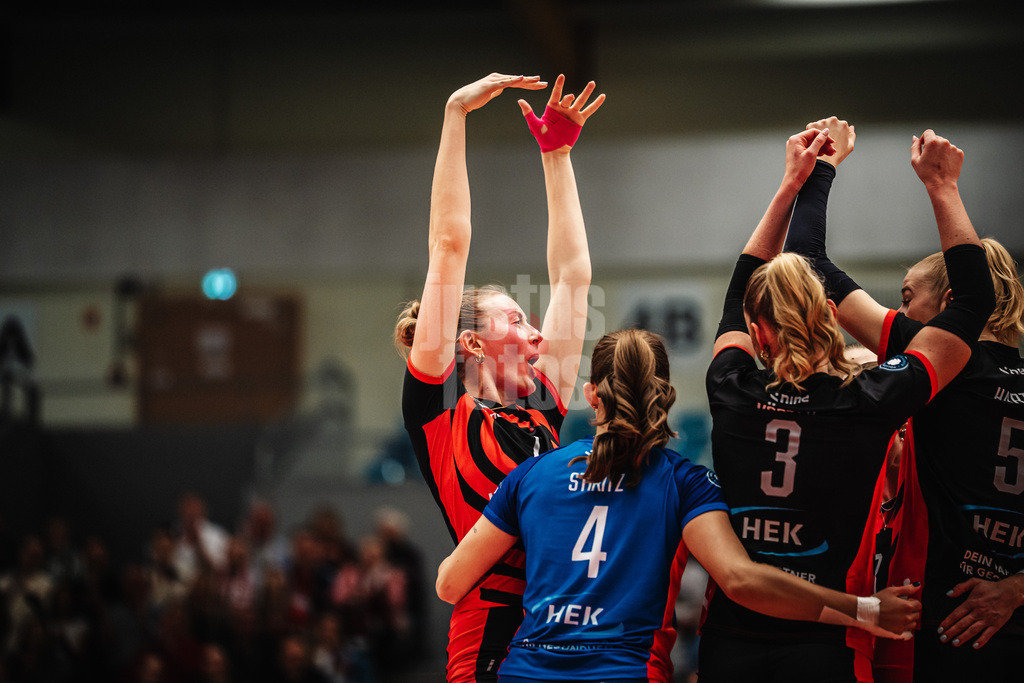 Volleyball | Frauen | Saison 2025/2026 | Volleyball Bundesliga | ETV Hamburger Volksbank Volleys vs. VC Wiesbaden | 14.03.2026 | ETV jubelt, in der mitte Leonie Körtzinger (#7, ETV Hamburger Volksbank Volleys)