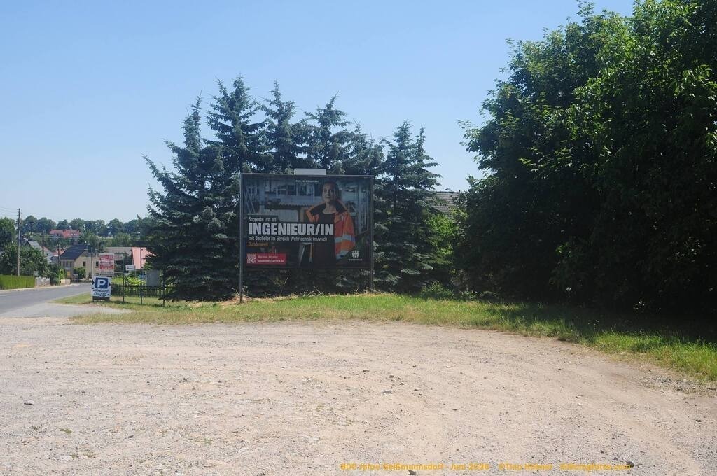 Geißmannsdorf-2026-Ortsbilder-354 | Geißmannsdorf bei Bischofswerda im Sommer 2026. Ein fotografischer Streifzug durch das Dorf Geißmannsdorf, mit Gebäuden, Straßen, Strohpuppen und geschmückten Vorgärten und Grundstücken anlässlich der 800-Jahr-Feier von Geißmannsdorf im Juni 2026 - Realisiert mit Pictrs.com