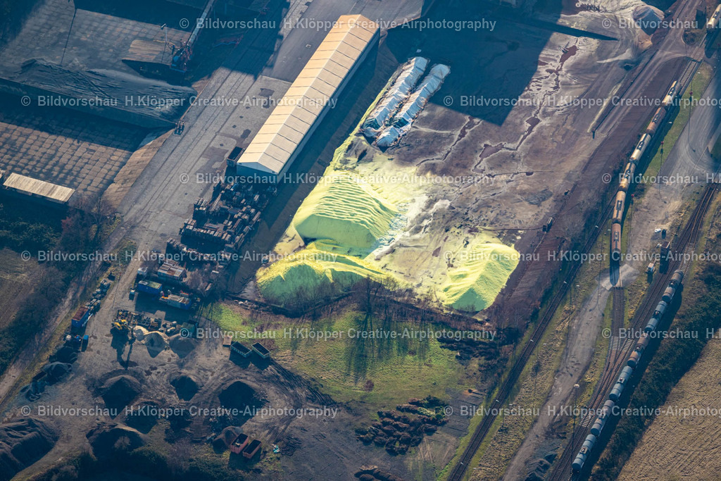 Luftbild Krefeld-8593 | Luftbildfotografie Gebäude und Produktionshallen auf dem Werksgelände des Chemieproduzenten " Chempark Krefeld-Uerdingen " an der Rheinhausener Straße, Friedensstraße in Krefeld im Ruhrgebiet im Bundesland Nordrhein-Westfalen, Deutschland - Realisiert mit Pictrs.com