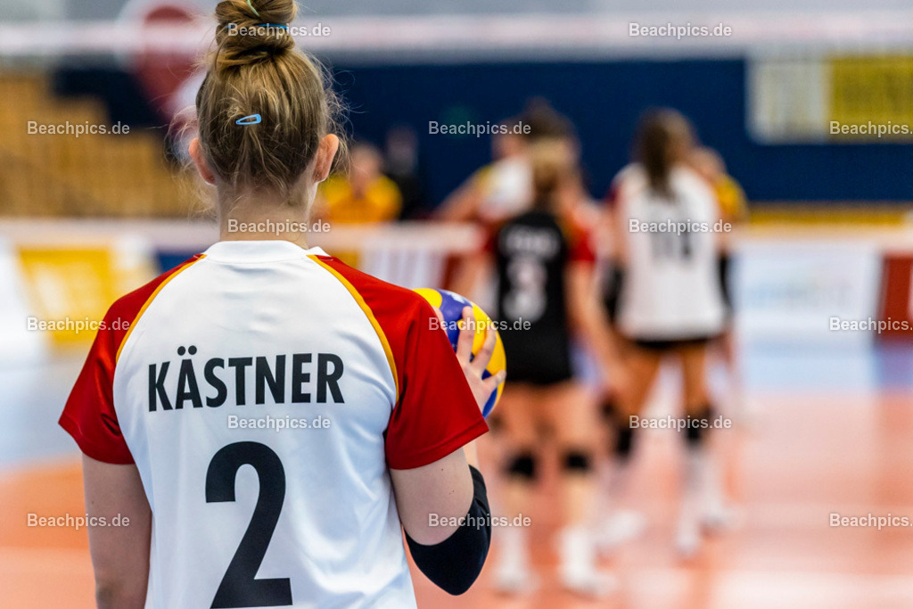 2023-00070896-Freundschaftsspiel-Deutschland-Ukraine | Aufschlag Pia KÄSTNER GER 20.05.2023; Berlin Foto: Gerold Rebsch - www.beachpics.de

