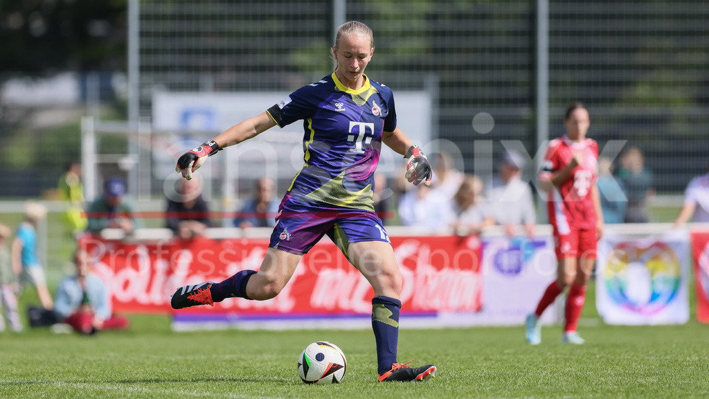 Fussball, Testspiel Frauen, SV Werder Bremen - 1. FC Köln | v.li.: Paula Hoppe (Torhüterin, Torwart, 1. FC Köln, 12) am Ball, Freisteller, Einzelbild, Ganzkörper, Aktion, Action, Spielszene