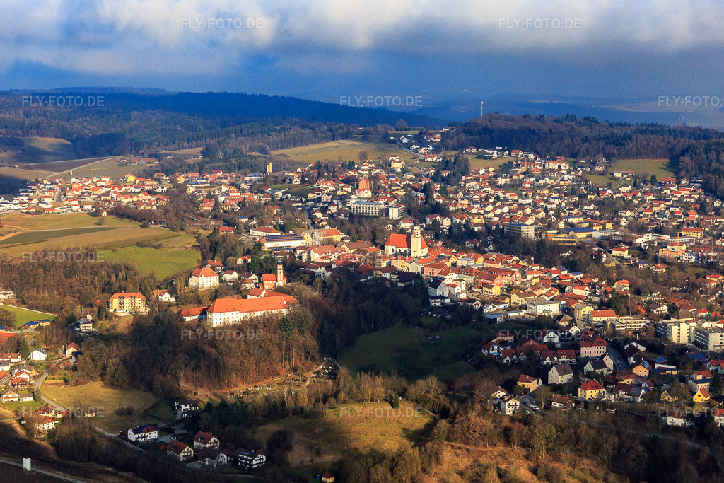 Luftbild: Kurort aus Südwesten mit SchloSS und Kirche Hl. Familie im Ortsteil Bad Griesbach in  Rottal in Bad Griesbach im Rottal im Bundesland Bayern in Deutschland.Foto: IMG_096006.jpg vom 29.12.2016 durch Werner Riehm/FLY-FOTO.deKUnst im SchloSS - Places ReviewInfo Icon