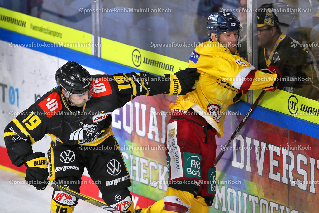 Kre18082301018 | 18.08.2023, Krefeld, Eishockey, Seidenstadt Cup, Tag1 Eröffnungsspiel, Yayla Arena, Krefelder Pinguine - Düsseldorfer EG:  Phillip Kuhnekath (Krefelder Pinguine) checkt Bernhard Ebner (Düsseldorfer EG) in die Bande