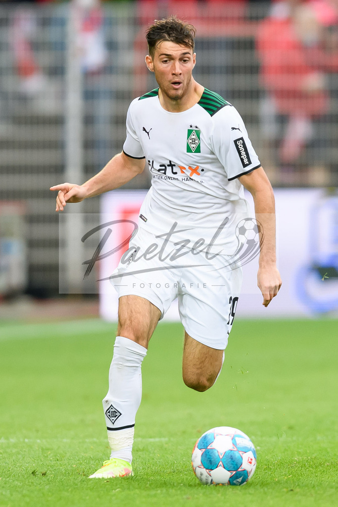 FCUBMG20210829_182 | Fussball, Herren: Joe Scally (Borussia Moenchengladbach) in Aktion, am Ball, Einzelaktion beim Spiel der 1. Bundesliga zwischen 1. FC Union Berlin und Borussia Moenchengladbach im Stadion An der Alten Foersterei am 29.08.2021 in Berlin, Deutschland. - Realisiert mit Pictrs.com