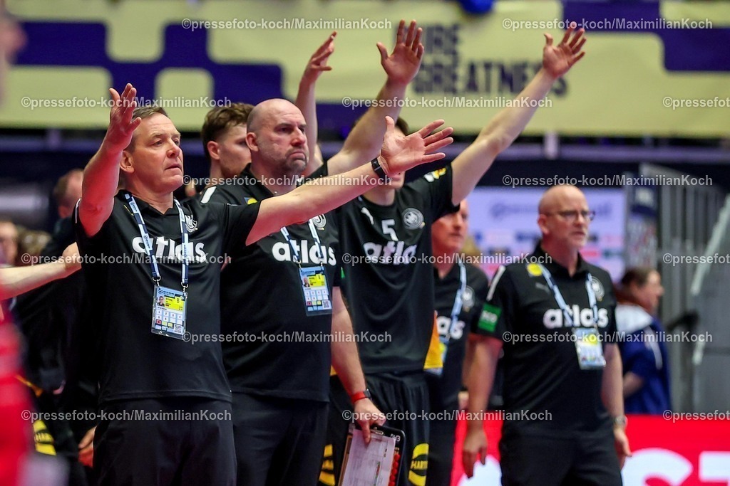 EHF19012602221 | 19.01.2026, Handball, Men's EHF EURO 2026, Deutschland - Spanien, Jyske Bank Boxen in Herning, Dänemark, Preliminary Round: Headcoach Alfred Gislason (Germany #hc) gestikulierend am Spielfeldrand  