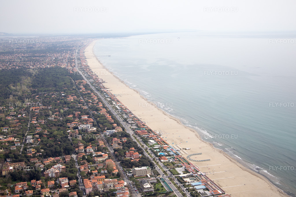 Vue aérienne: Vue de la ville à Forte dei Marmi dans le département Lucca, Italie. Photo: IMG_086922.jpg prise le 03/04/2016 par Werner Riehm/FLY-FOTO.eu – Résolution de l'original: 5472 x 3648 px
