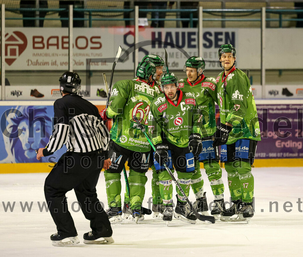 2023-12-26_047_TSV_Erding_gegen_ERV_Schweinfurt | Erding, Deutschland, 26.12.2023:
Eishockey, Bayernliga Vorrunde 2023 / 2024, 20. Spieltag, TSV Erding gegen ERV Schweinfurt, Endergebnis: 9:3

Petr Pohl (Erding Gladiators, #61), Philipp Michl (Erding Gladiators, #77), Elia Ostwald (Erding Gladiators, #17)

Foto: Christian Riedel / fotografie-riedel.net