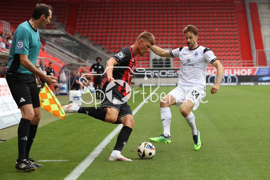 FC Ingolstadt - SV Waldhof Mannheim | im Duell Lukas KLUENTER (Waldhof #24) und Benjamin KANURIC (FCI #8) / Zweikampf