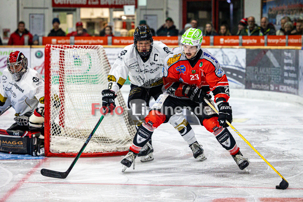 TSV Peißenberg MINERS vs EHC Königsbrunn | Eishockey Bayernliga Vorrunde 2024/2025, TSV Peißenberg MINERS vs EHC Königsbrunn, 20241027,Dejan VOGL (Miners 23) am Puck,2024-10-27 in Peißenberg (Eisstadion)Dejan VOGL (Miners 23), Tim BULLNHEIMER (EHC 8)Copyright: WolfgangxLindner
