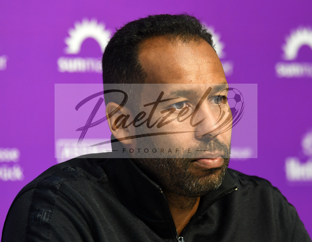 20200206_PKOSNA_0003 | Fußball, Herren: Trainer Daniel Thioune (VfL Osnabrueck) schaut waehrend der Pressekonferenz des VfL Osnabrueck im Stadion an der Bremer Bruecke am 06.02.2020 in Osnabrueck, Deutschland. - Realisiert mit Pictrs.com