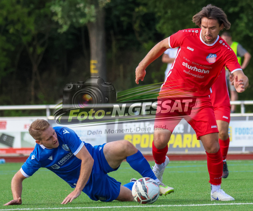 TuS Bardüttingdorf - TuRa Löhne | Auf dem Bild zu sehen: blau SV Löhne-Obernbeck: Pascal Dahlmann ; rot SG FA Herringhausen/Eickum: Jonas Szymanski SV Löhne-Obernbeck, SG FA Herringhausen/Eickum, Saison 26/27, Fistelmann SuperCup - Realisiert mit Pictrs.com