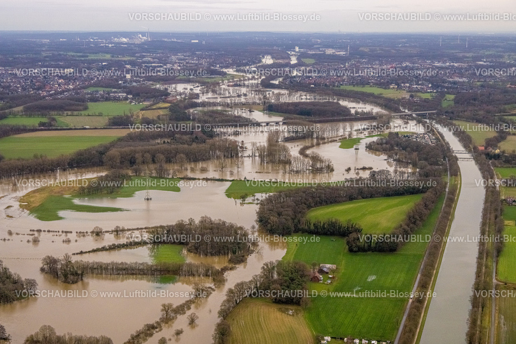 Schermbeck231204166Lippe | Luftbild vom Hochwasser der Lippe, Weihnachtshochwasser 2023, Fluss Lippe tritt nach starken Regenfällen über die Ufer, Überschwemmungsgebiet Lippebogen am Brückenweg, Bäume und Strommasten im Wasser, Wesel-Datteln-Kanal, Gahlen, Schermbeck, Ruhrgebiet, Nordrhein-Westfalen, Deutschland