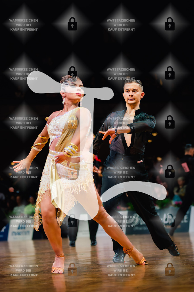 GOC 2025 - WDSF GrandSlam Latin 140th (27) Dennis Deiloff _ Sabrina Deiloff (Germany)-2025-08-23-1546 | Webshop for digital downloads and prints of dance sport, event & show photographer Julian Link - Realisiert mit Pictrs.com