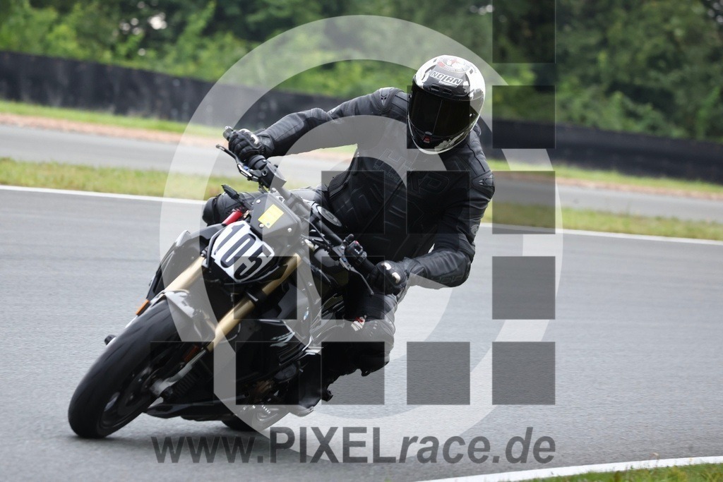 0105-20240917_12345 | Schöne Erinnerungen an spannende Momente - das festzuhalten ist unser Job. PIXELrace.de ist seit 2003 auf den Rennstrecken Europas unterwegs um die Action draußen beim Fahren und die wunderbare Stimmung imm Fahrerlager für euch einzufangen.