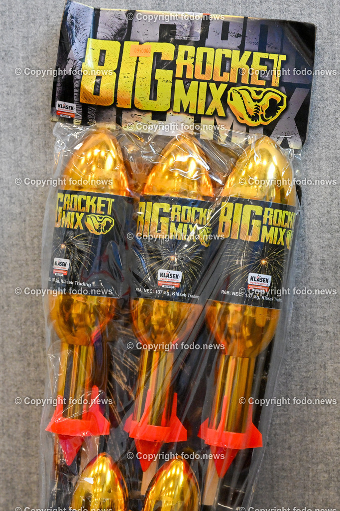 Pressekonferenz LPD Ooe_ Gemeinsam Sicher mit der Pyrotechnik_ 04.12.2023-12 | 04.12.2023, Landespolizeidirektion Oberoesterreich, AUT, Pressekonferenz LPD Ooe, Kampagnenpraesentation - Gemeinsam Sicher mit der Pyrotechnik, im Bild beschlagnahmte illegale Pyrotechnik