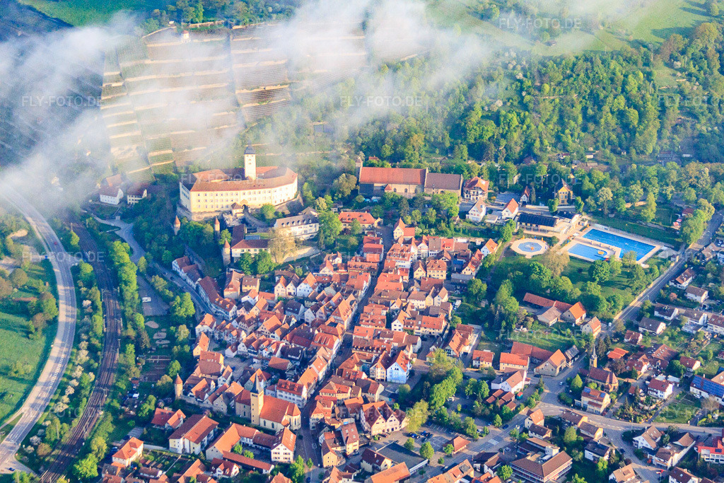Luftbild: Ortsansicht am Neckarufer unter Morgendlichen Wolken mit Schlosshotel Horneck im Siebenbürgischen Kultur und Begegnungszentrum im Ortsteil Michaelsberg in Gundelsheim im Bundesland Baden-Württemberg in Deutschland. Foto: IMG_56991.jpg vom 08.05.2013 durch Werner Riehm/FLY-FOTO.deAuflösung des Originals: 4752 x 3168 pxSchlosshotel Horneck - übernachten, feiern, tagen mit besonderem Flair