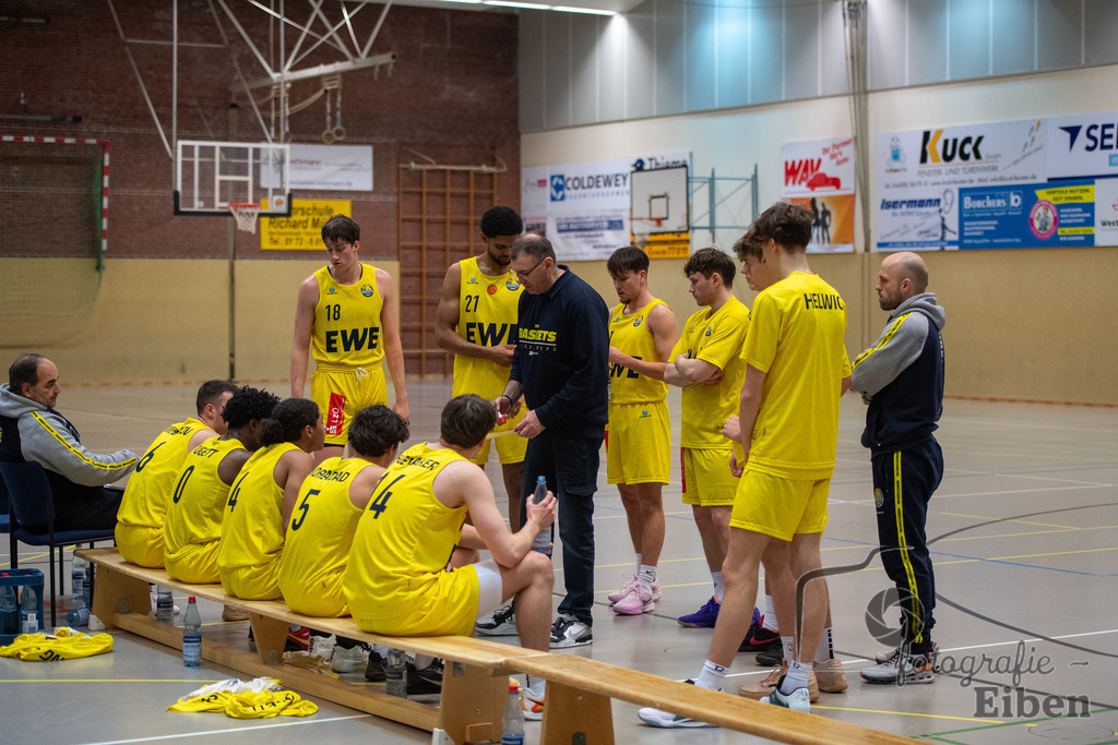 Baskets Juniors/TSG Westerstede-Rasta Vechta 3 | 1. Basketball-Regionalliga; Baskets Juniors/TSG Westerstede (gelb) - Rasta Vechta 3 (schwarz) am 18.01.2025 in Westerstede (Hössensporthalle), Photo: Philip Eiben 2025 - Realized with Pictrs.com