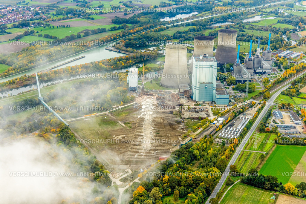 Hamm251000276Gersteinwerk | Luftbild, mit großem interesse verfolgten tausende Zuschauer die Sprengung des Gersteinwerk Schornsteins mit einer halben Stunde Verspätung. Der 282 Meter hohe RWE-Schornstein fiel exakt in das vorbereitete Schotterbeet. Stadtgrenze Werne, Hamm Nordrhein-Westfalen, Deutschland
